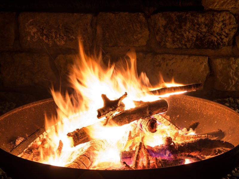 Lagerfeuer in der Feuerschale