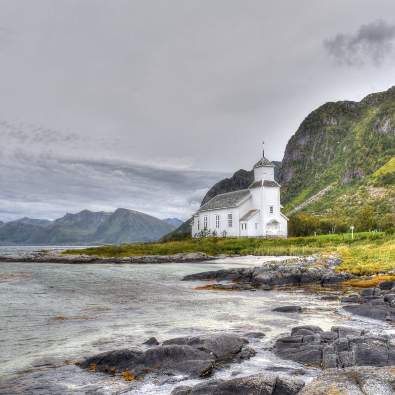 Norwegen, Lofoten, Gimsøy, Gimsøy Kirke, Kirche, Friedhof, Gimsøya, Gimsøystraumen, Fjord, Vinjevika, Sandmannen, Insel, Kreuz, Grabkreuz, Gottesacker, Herbst, Nordland